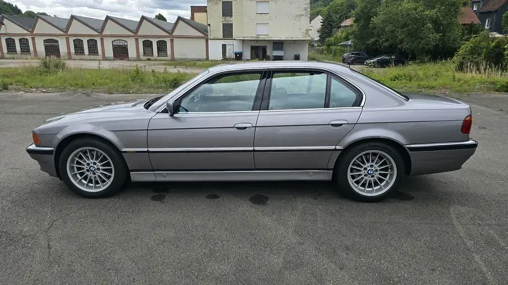 Gebraucht BMW 750 326 PS (239 kW) 1997 Silber Limousine