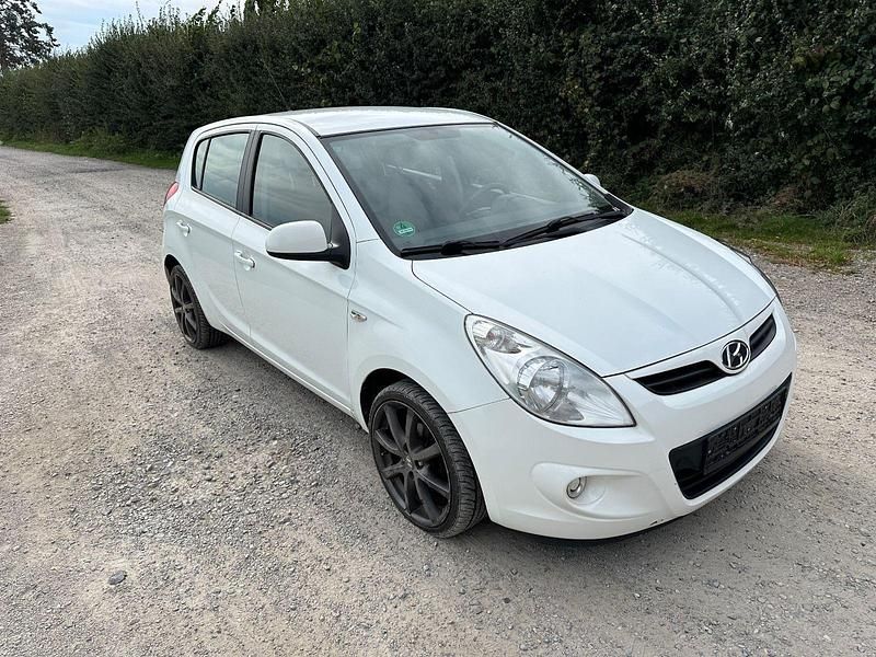 Weiß Gebraucht 2012 Hyundai i20 Kleinwagen | 2.900 € (Fairer Preis) - Bild 1/4