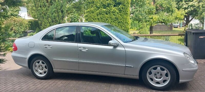 Silber Gebraucht 2004 Mercedes E220 Classic Limousine | 1.850 € (Guter Preis) - Bild 1/3