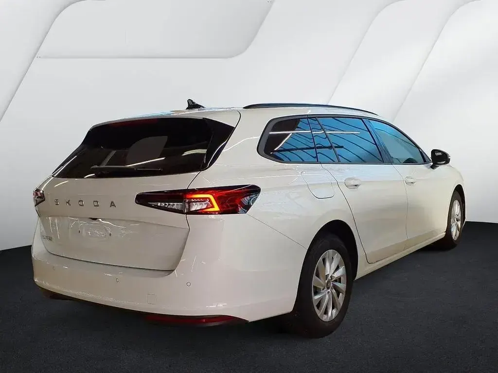 Gebraucht Skoda Superb Essence 150 PS (110 kW) 2025 Weiß Kombi