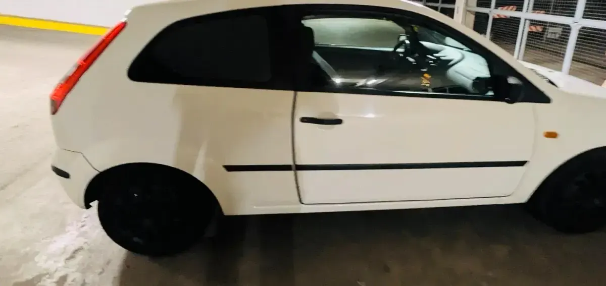Gebraucht Ford Fiesta 80 PS (58 kW) 2003 Weiß Kleinwagen