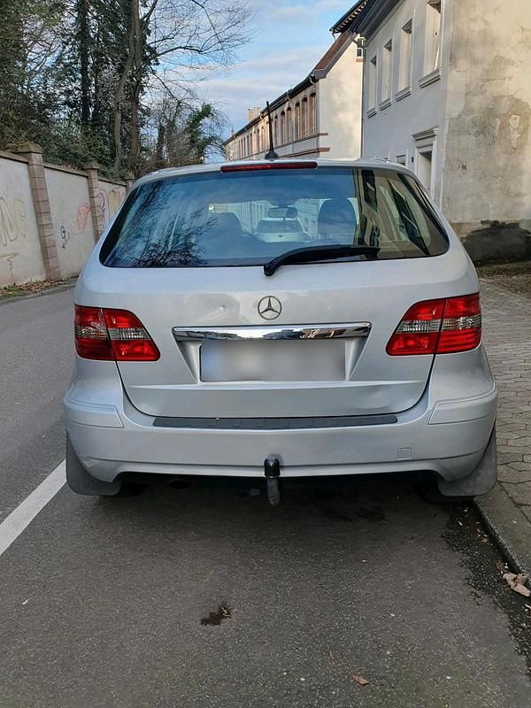 Gebraucht Mercedes B180 109 PS (80 kW) 2011 Silber Van / Kleinbus
