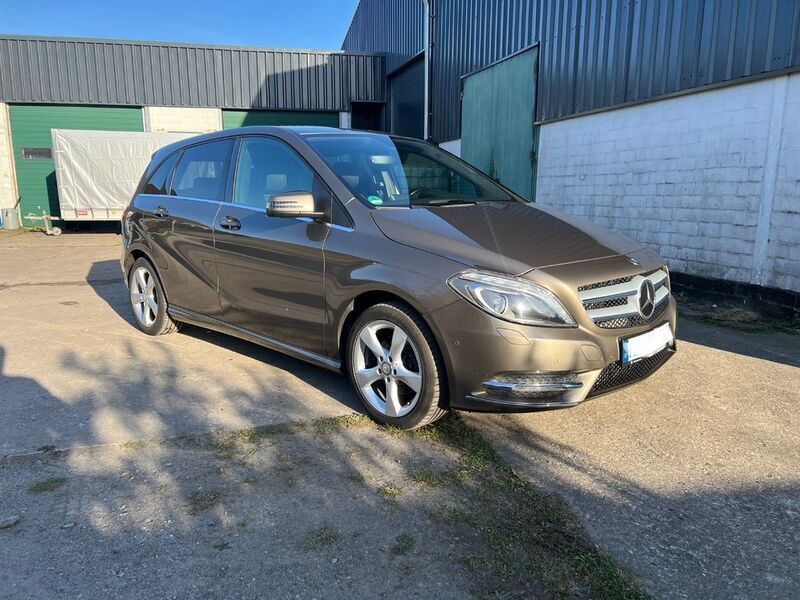 Braun Gebraucht 2014 Mercedes B180 Sport Van / Kleinbus | 11.500 € (Superpreis) - Bild 1/4