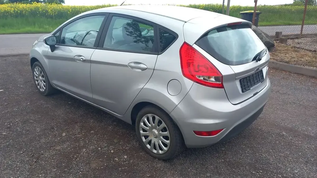 Gebraucht Ford Fiesta Ambiente 82 PS (60 kW) 2009 Silber Limousine
