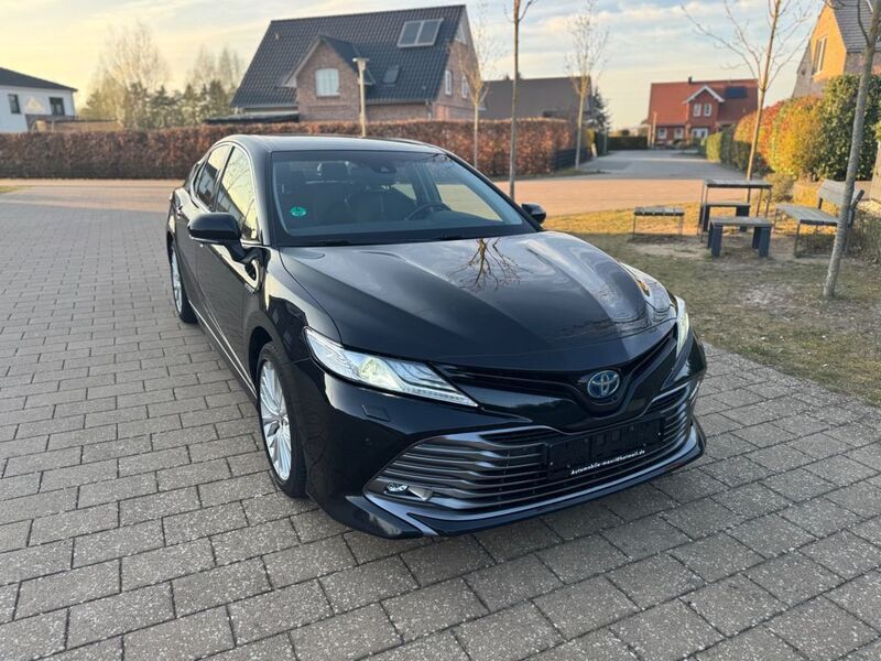 Schwarz Gebraucht 2020 Toyota Camry Hybrid Executive Limousine | 20.587 € - Bild 1/4