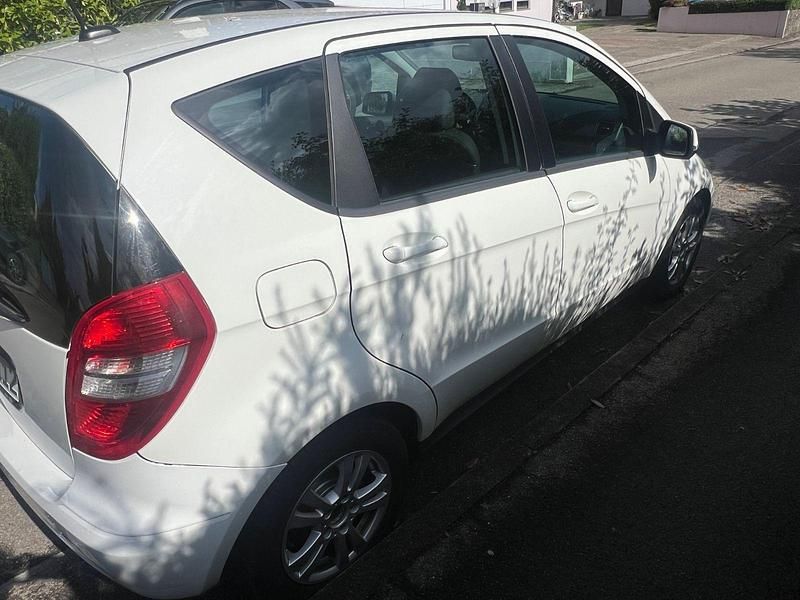 Weiß Gebraucht 2010 Mercedes A160 Avantgarde Kleinwagen | 2.000 € (Guter Preis) - Bild 1/4