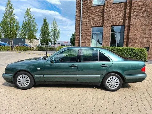 Gebraucht Mercedes E230 Classic 150 PS (110 kW) 1996 Grün Limousine
