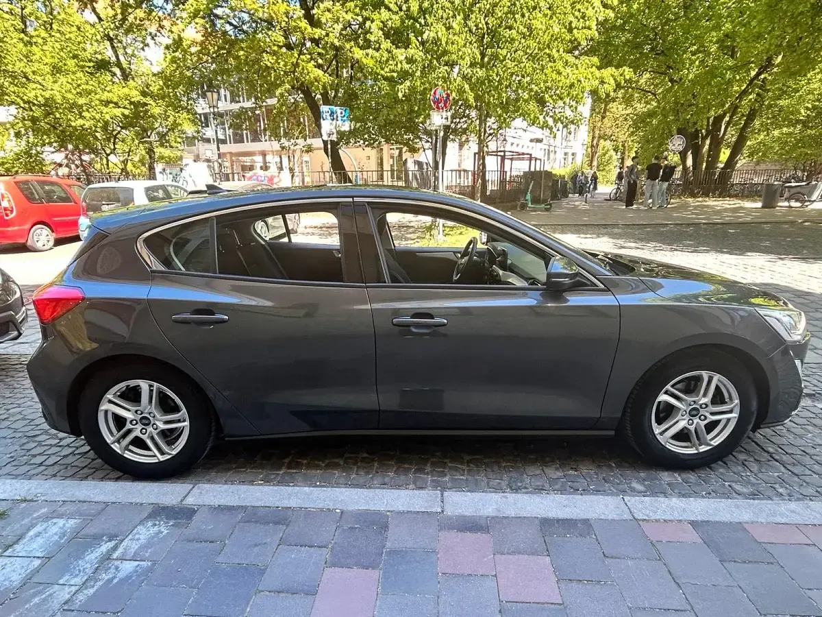 Usata Ford Focus 100 CV (73 kW) 2019 Grigio Berlina