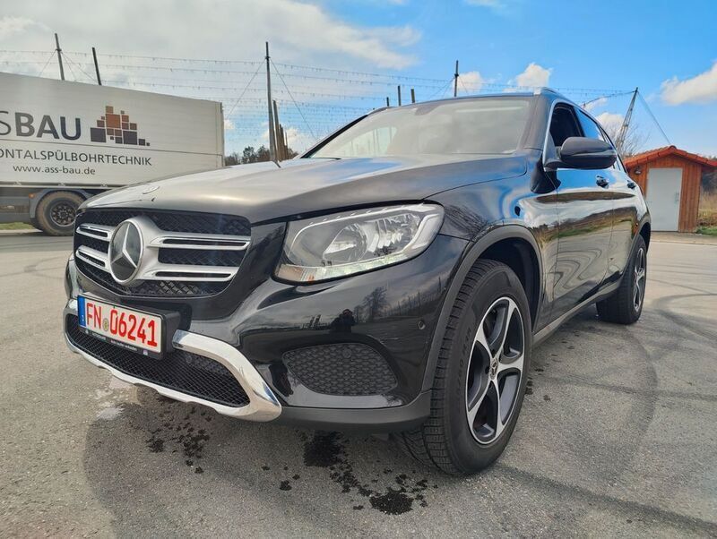 Ung. schwarz unilack Gebraucht 2018 Mercedes GLC350 SUV | 20.900 € (Fairer Preis) - Bild 1/4