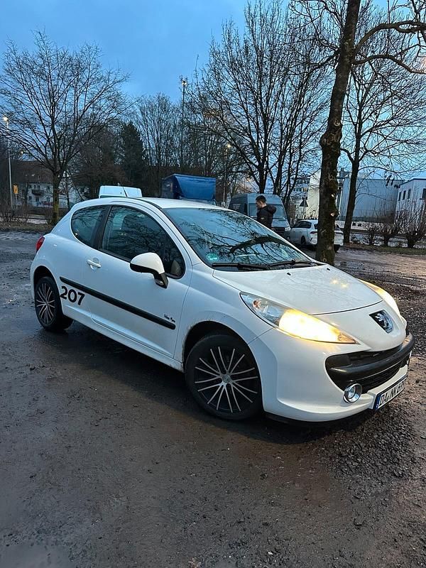 Gebraucht Peugeot 207 75 PS (55 kW) 2008 Weiß Limousine