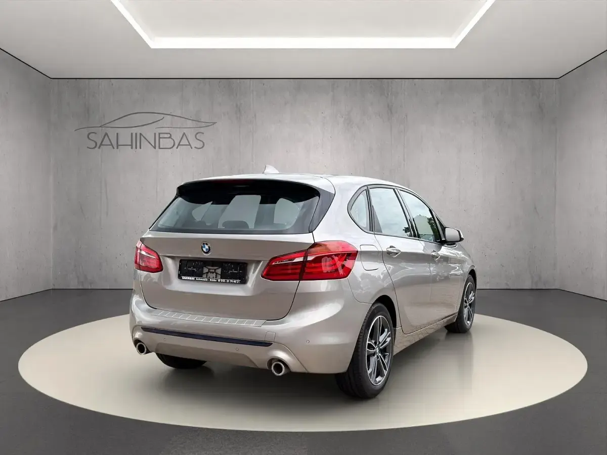 Gebraucht BMW 220 Sport Line 178 PS (130 kW) 2020 Silber Van / Kleinbus