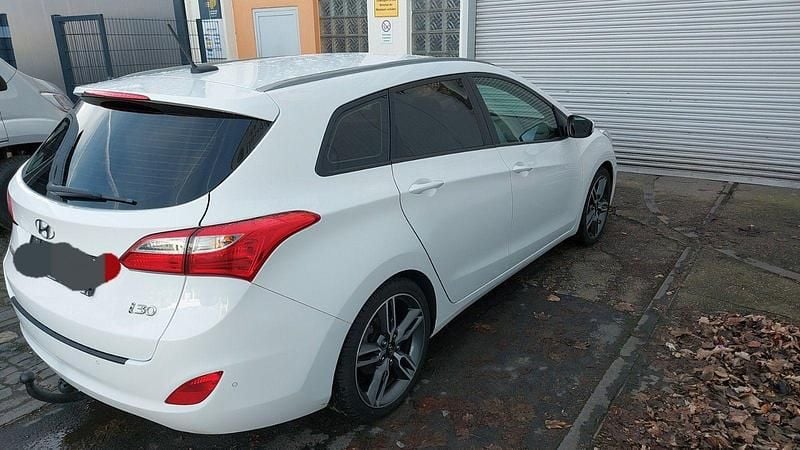 Gebraucht Hyundai i30 Trend 101 PS (74 kW) 2016 Weiß Kombi