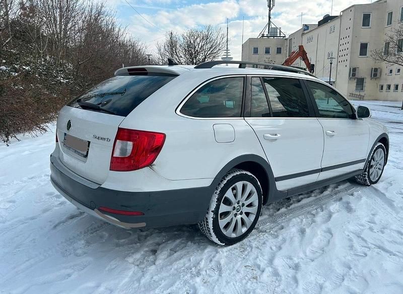 Gebraucht Skoda Superb 170 PS (125 kW) 2012 Weiß Kombi