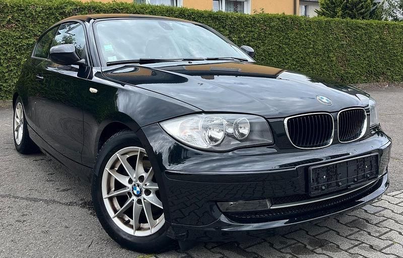 Schwarz Gebraucht 2011 BMW 116 Sport Line Kleinwagen | 3.990 € (Guter Preis) - Bild 1/4