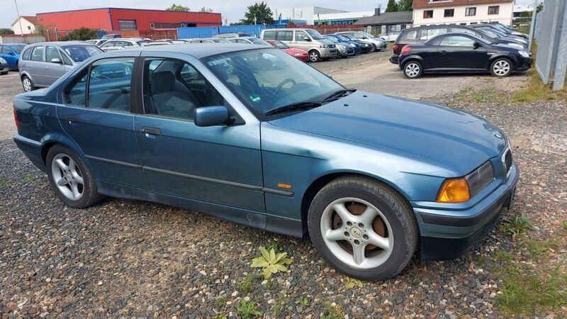 Gebraucht BMW 320 150 PS (110 kW) 1997 Blau Limousine