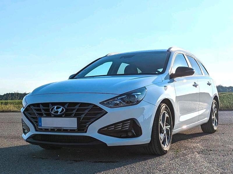 Weiß Gebraucht 2021 Hyundai i30 Edition 30 Kombi | 17.500 € - Bild 1/4