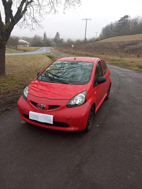 Gebraucht Toyota Aygo 68 PS (50 kW) 2006 Rot Kleinwagen