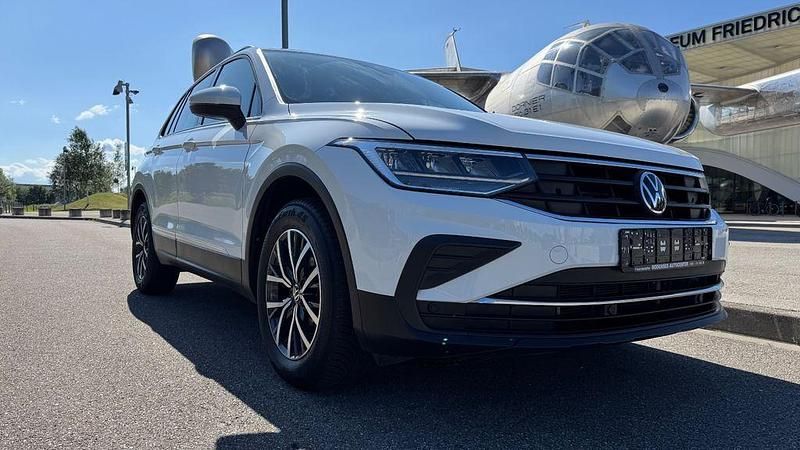 Pure white Gebraucht 2022 VW Tiguan Life SUV | 23.900 € (Guter Preis) - Bild 1/4