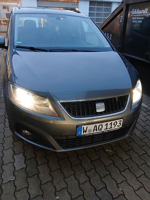 Grau Gebraucht 2013 Seat Alhambra Ecomotive Van / Kleinbus | 21.500 € - Bild 1/4