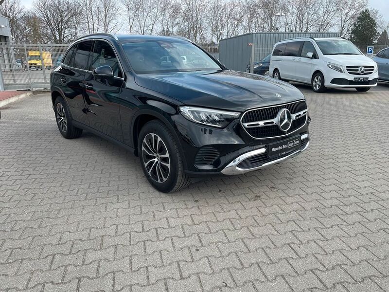 Gebraucht Mercedes GLC200 Avantgarde 204 PS (150 kW) 2023 Lack obsidianschwarz SUV