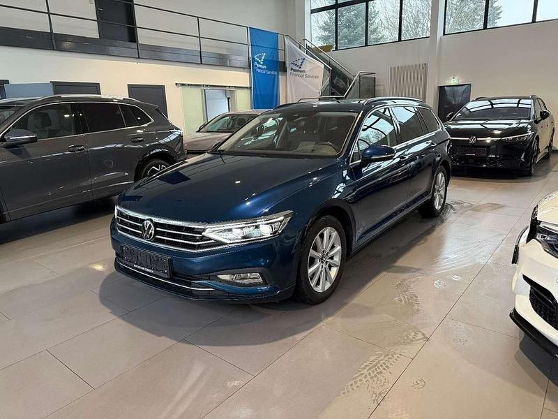 Gebraucht VW Passat 150 PS (110 kW) 2023 Aquamarinblau metallic Kombi