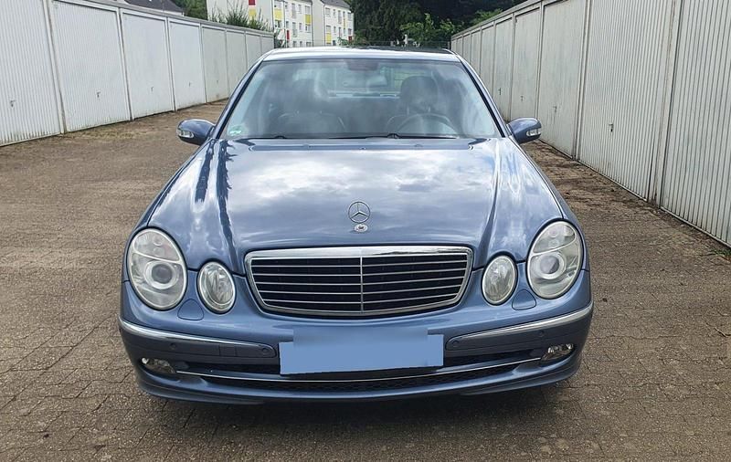 Blau Gebraucht 2005 Mercedes E200 Limousine | 6.100 € (Etwas zu teuer) - Bild 1/4