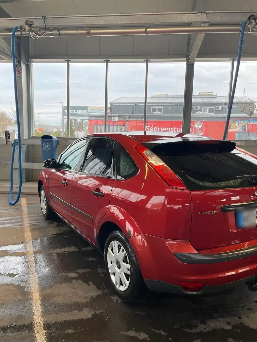 Second-hand Ford Focus 101 CP (74 kW) 2005 Roșu Hatchback