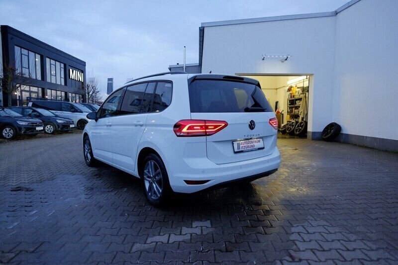 Gebraucht VW Touran S 150 PS (110 kW) 2024 Weiß Van / Kleinbus
