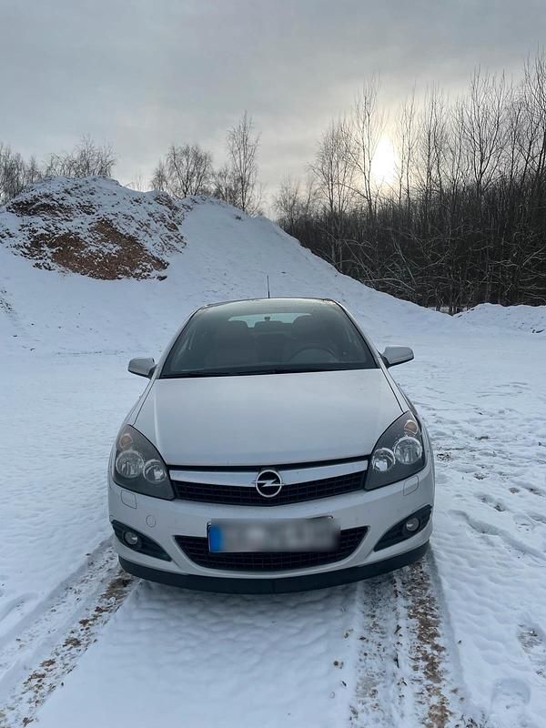 Grau Gebraucht 2007 Opel Astra GTC Coupé | 1.500 € (Etwas zu teuer) - Bild 1/4