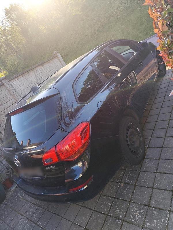 Second-hand Opel Astra 140 CP (102 kW) 2012 Negru Break