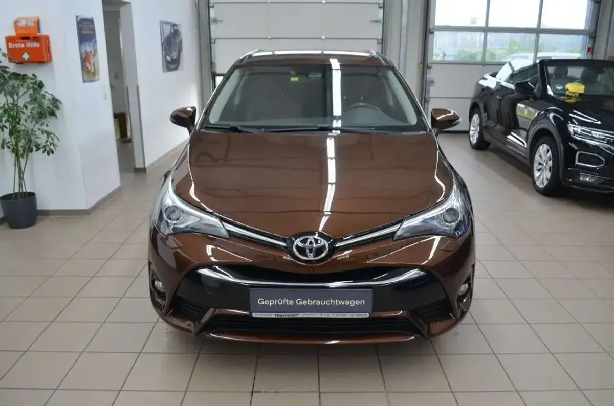 Gebraucht Toyota Avensis Executive 147 PS (108 kW) 2016 Havannabraun mica metallic Kombi