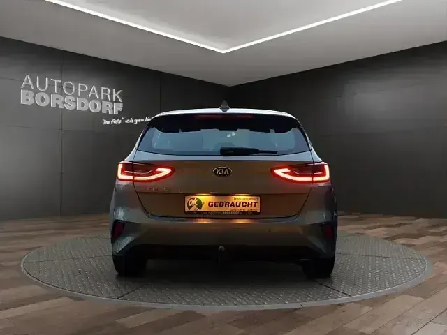 Gebraucht Kia Ceed Vision 140 PS (102 kW) 2019 Silber Kleinwagen