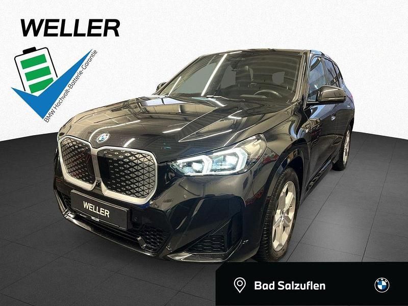 Black sapphire (schwarz) Gebraucht 2023 BMW iX1 M Sport SUV | 40.490 € (Superpreis) - Bild 1/3
