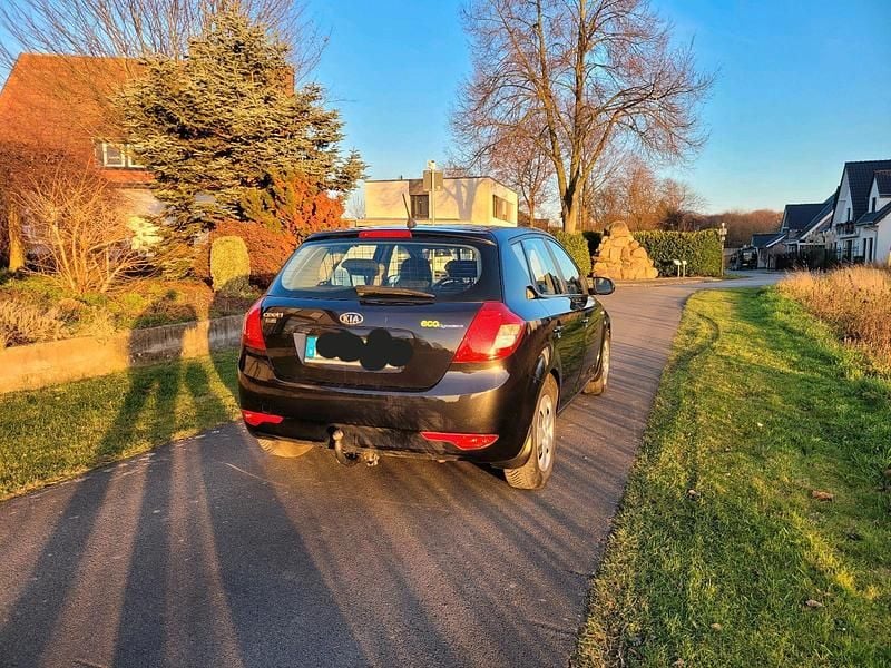 Gebraucht Kia Ceed Spirit 90 PS (66 kW) 2010 Schwarz Kleinwagen