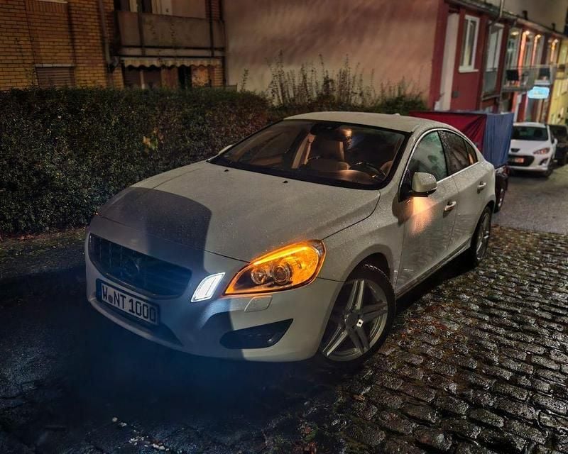 Weiß Gebraucht 2010 Volvo S60 Limousine | 6.500 € (Fairer Preis) - Bild 1/4