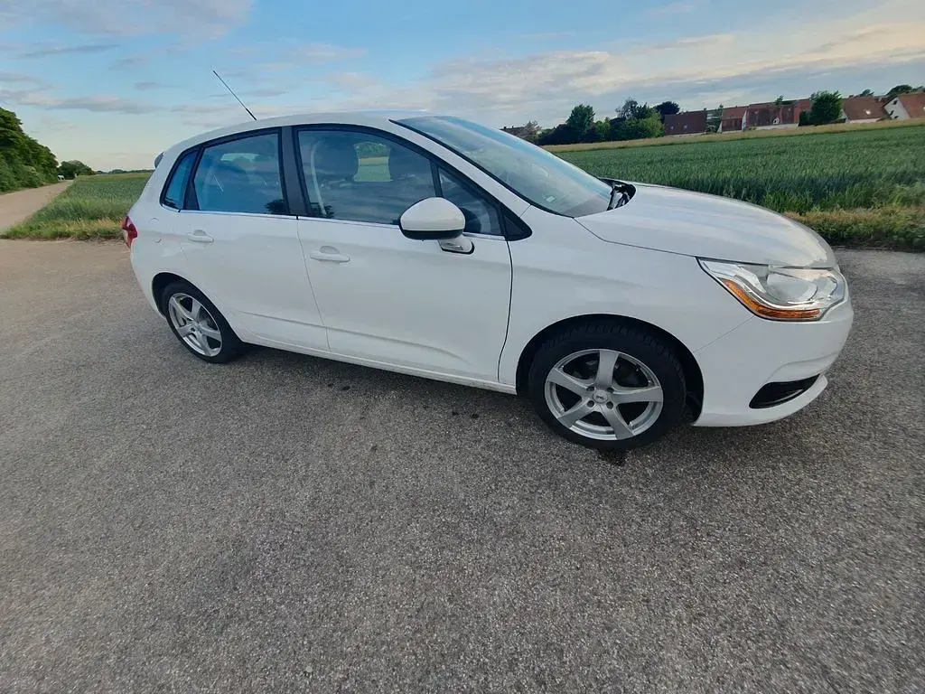 Używany Citroën C4 SELECTION 92 KM (67 kW) 2014 Biały Sedan/Limuzyna