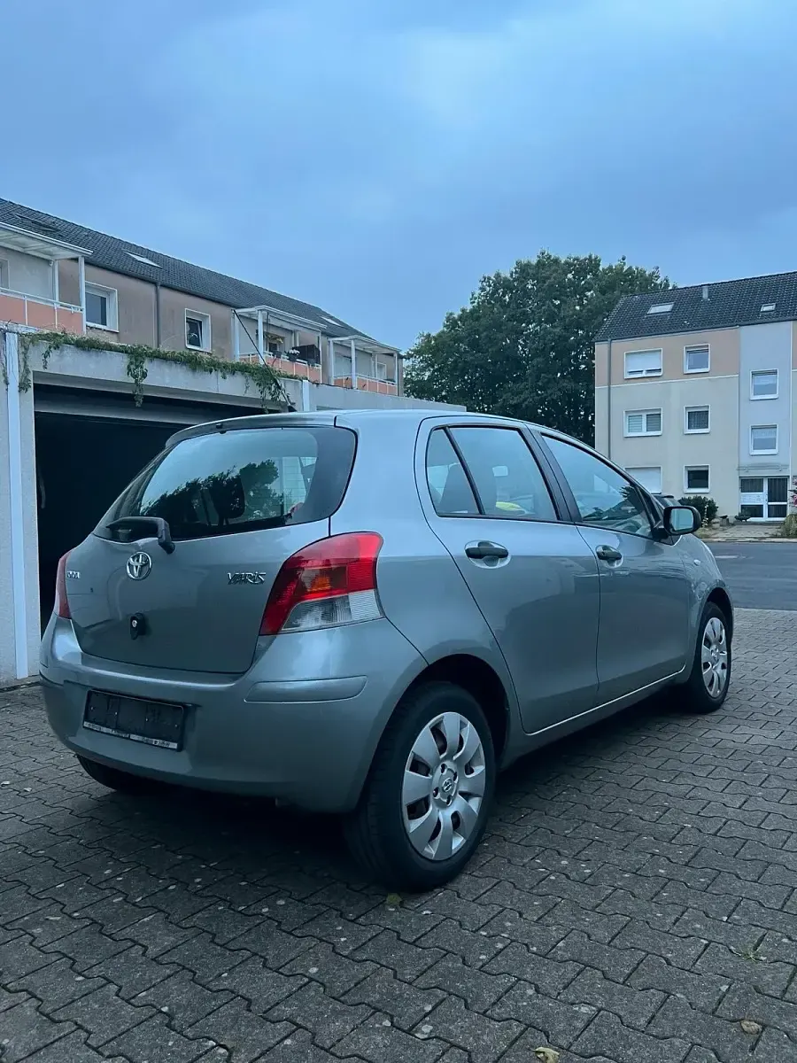 Gebraucht Toyota Yaris 69 PS (50 kW) 2009 Silber Kleinwagen