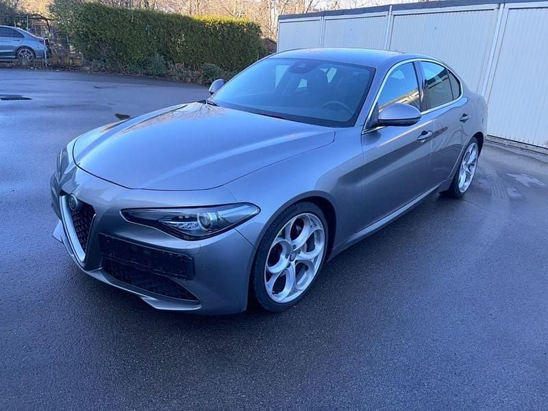 Gebraucht Alfa Romeo Giulia Super 179 PS (131 kW) 2016 Grau Limousine