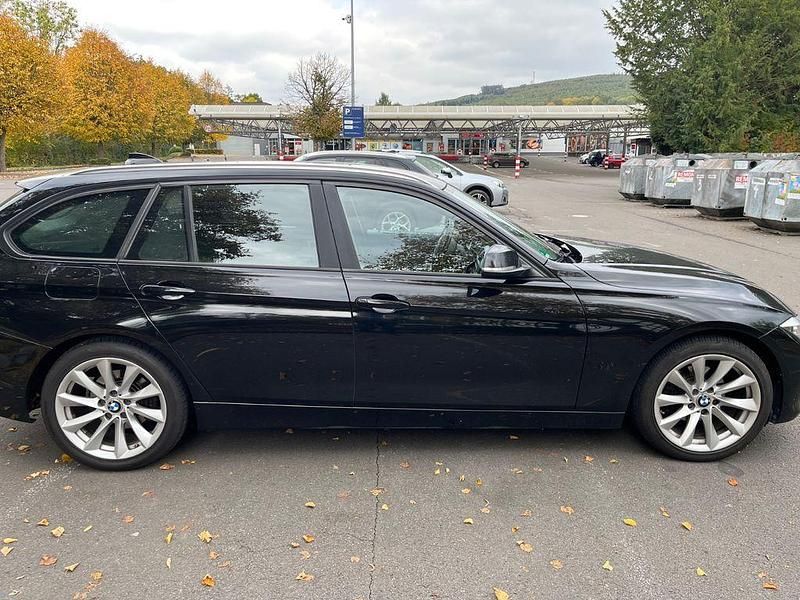 Gebraucht BMW 318 143 PS (105 kW) 2012 Schwarz Kombi
