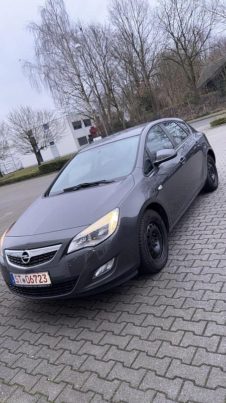 Grau Gebraucht 2011 Opel Astra Kleinwagen | 3.100 € (Guter Preis) - Bild 1/4