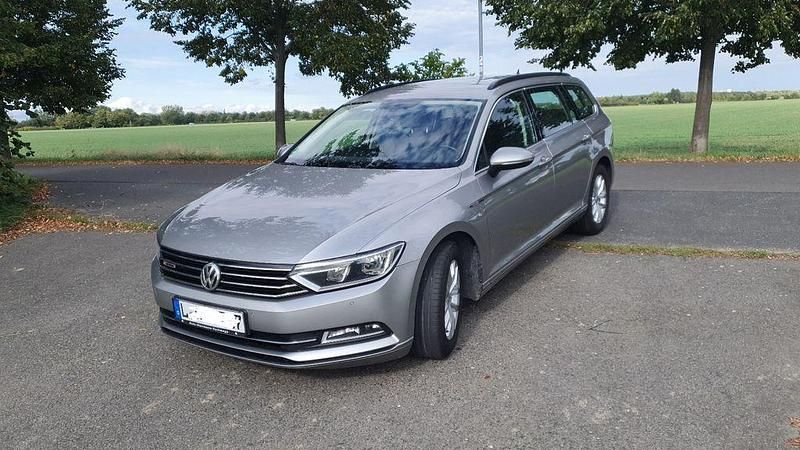 Silber Gebraucht 2016 VW Passat Comfortline Kombi | 13.900 € (Guter Preis) - Bild 1/4