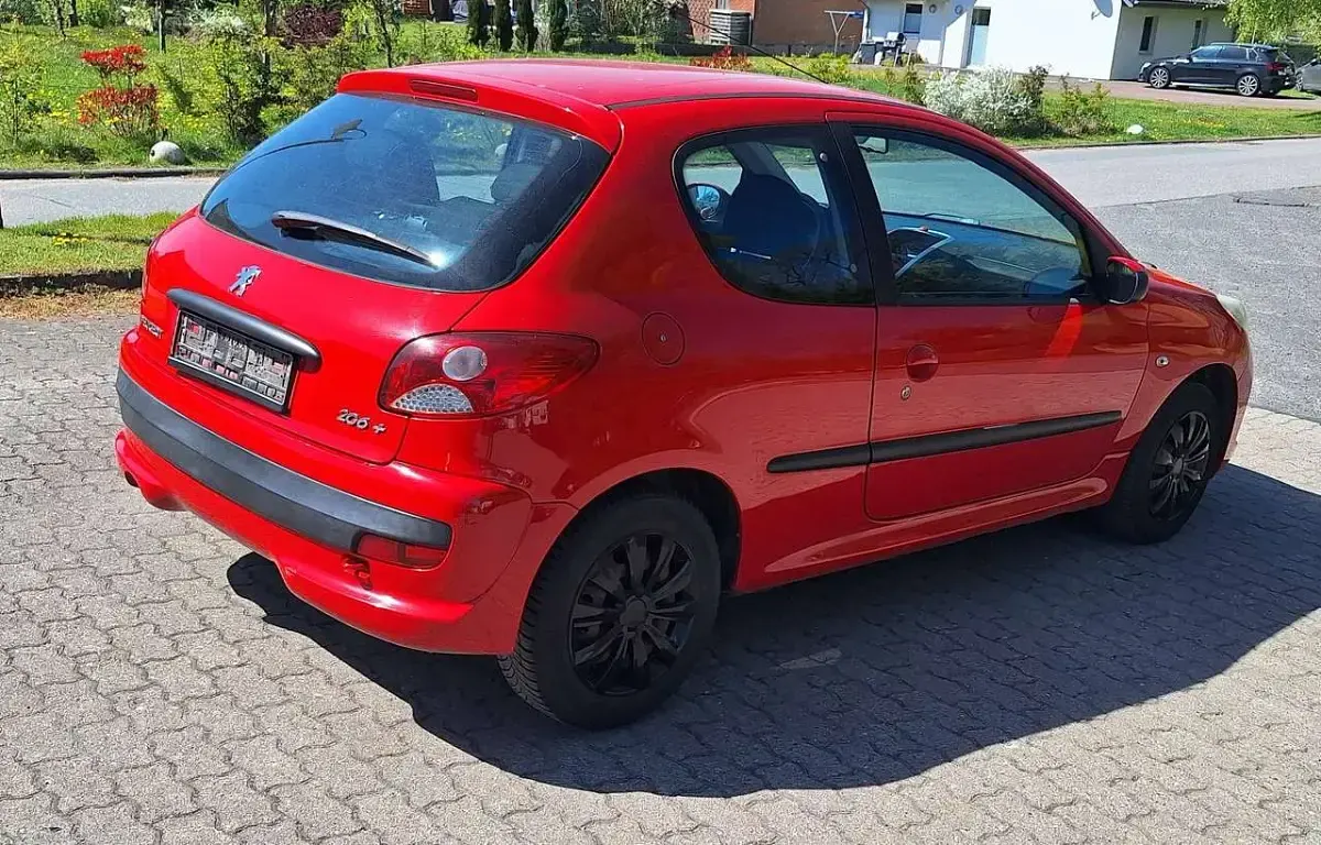 Gebraucht Peugeot 206 Basis 73 PS (53 kW) 2011 Farbe rot aden/flach standard Kleinwagen