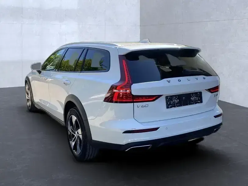 Gebraucht Volvo V60 CC Pro 197 PS (144 kW) 2022 Weiss Kombi
