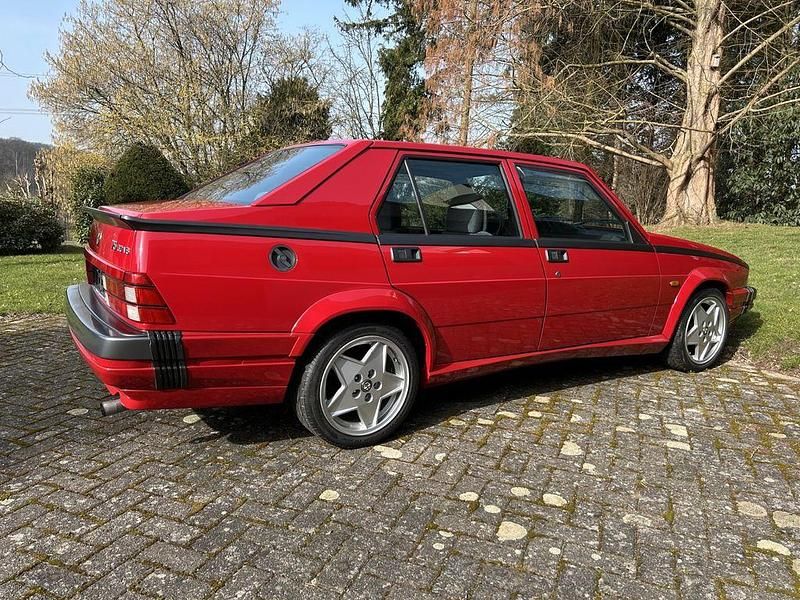 Gebraucht Alfa Romeo 75 185 PS (136 kW) 1989 Rot Limousine