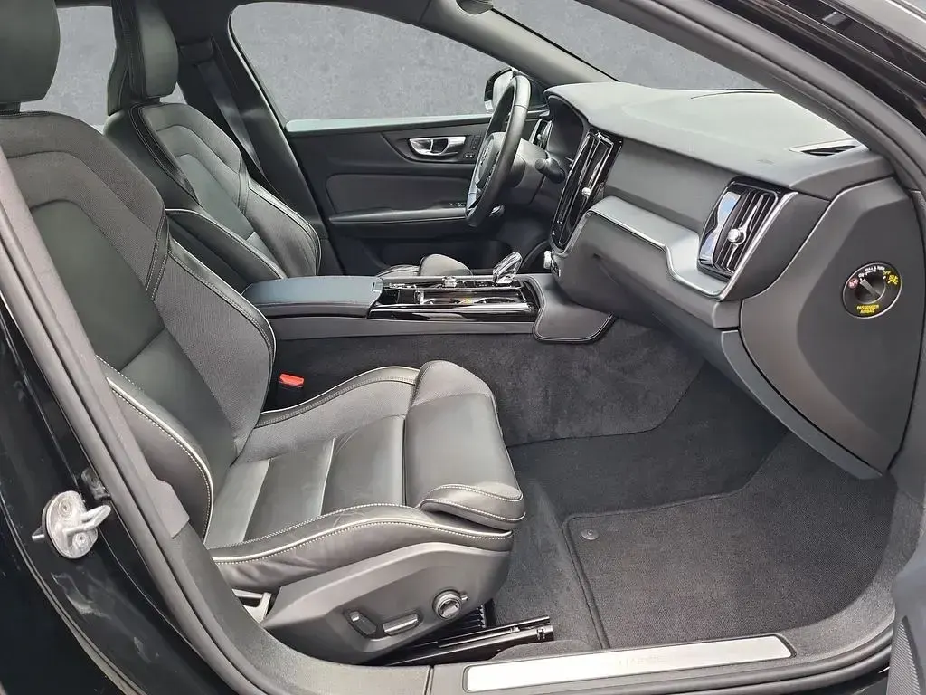 Gebraucht Volvo S60 Plus 455 PS (334 kW) 2023 Schwarz Limousine