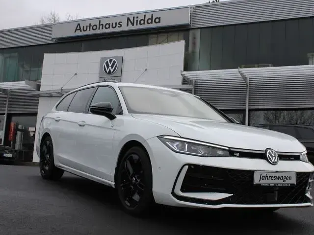 Gebraucht VW Passat R-line 193 PS (141 kW) 2024 Pure white Kombi