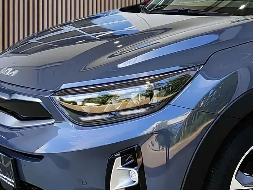 Gebraucht Kia Stonic Spirit 120 PS (88 kW) 2023 Perennialgrau met./rot SUV