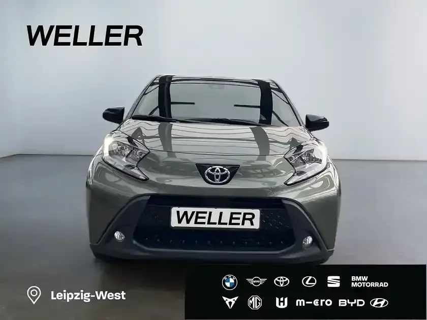 Gebraucht Toyota Aygo 72 PS (52 kW) 2022 Cardamon green / night sky black (gruen) Kleinwagen