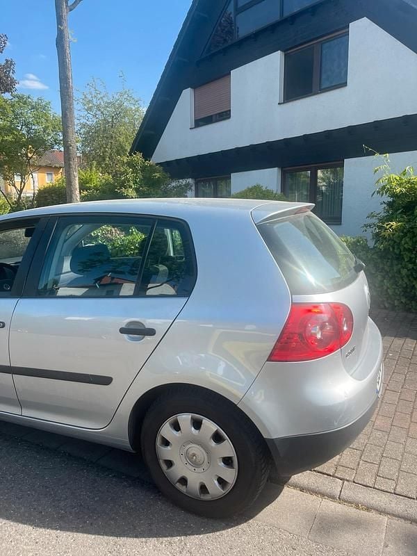 Grau Gebraucht 2004 VW Golf V Kleinwagen | 2.500 € (Fairer Preis) - Bild 1/4