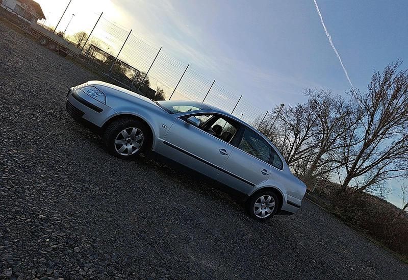 Gebraucht VW Passat 131 PS (96 kW) 2001 Grau Limousine